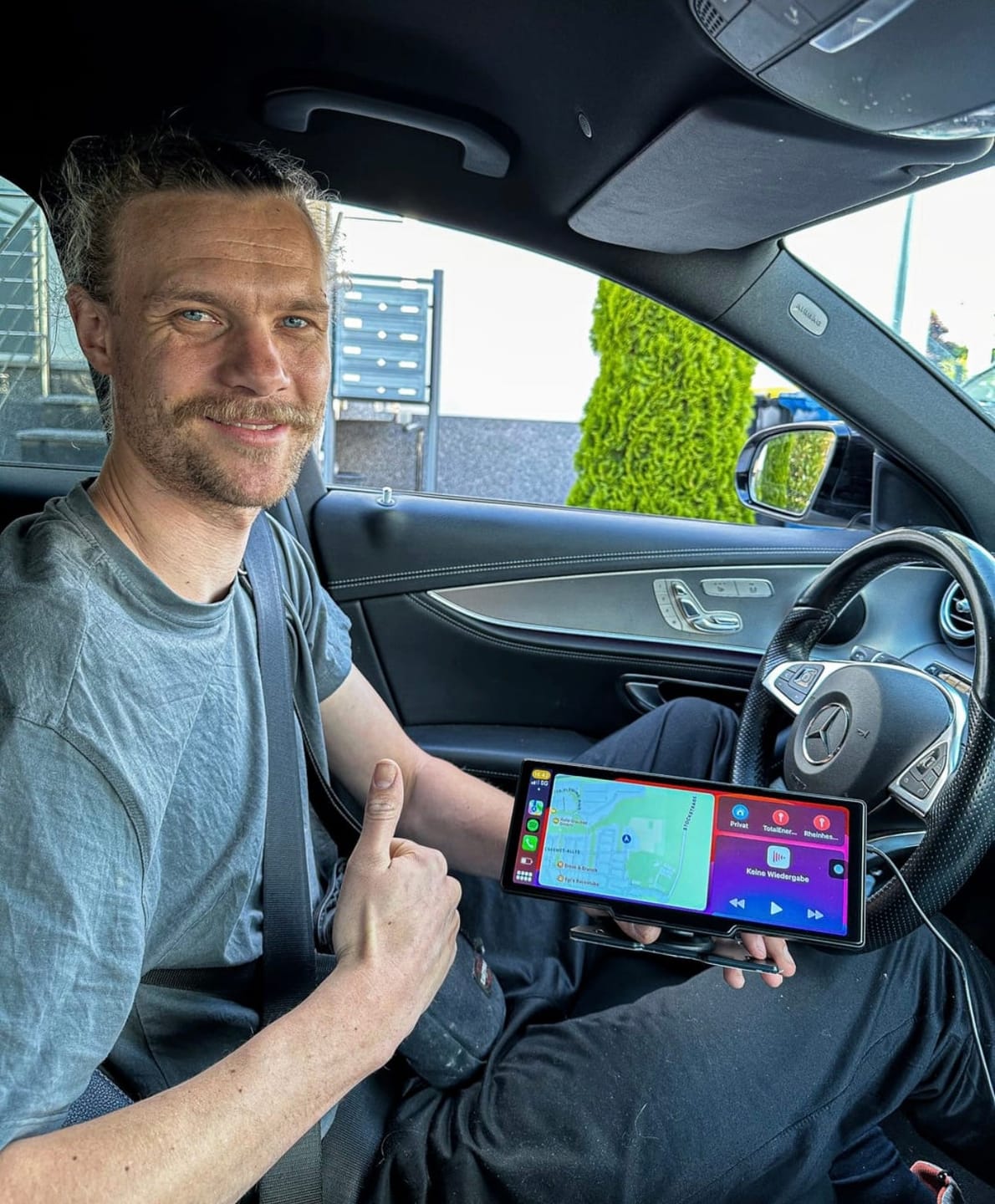 CarBro - Einfache CarPlay-Installation mit speziellen Klebestreifen
